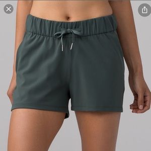 Lululemon on the fly shorts - forest green